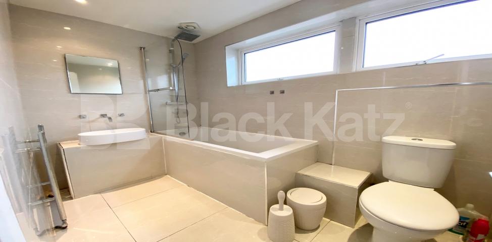 			LET , 3 Bedroom, 1 bath, 1 reception House			 Ainslie Walk, Balham